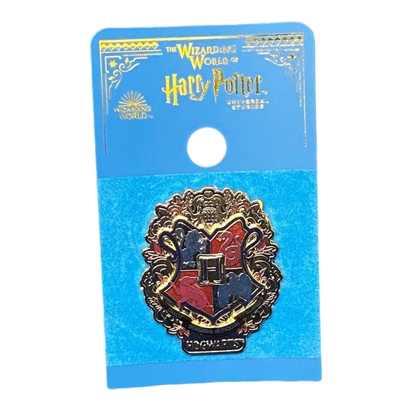 Universal Studios Harry Potter Hogwarts Crest Pin on Pin - Picture 2 of 2